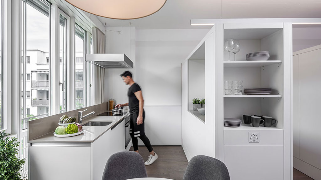 Professionnel en mobilité s'installant dans un studio meublé équipé