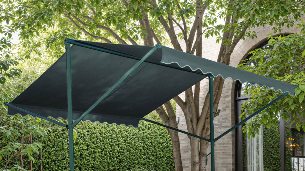 Structure tonnelle double pente avec toiles déployées dans un jardin résidentiel