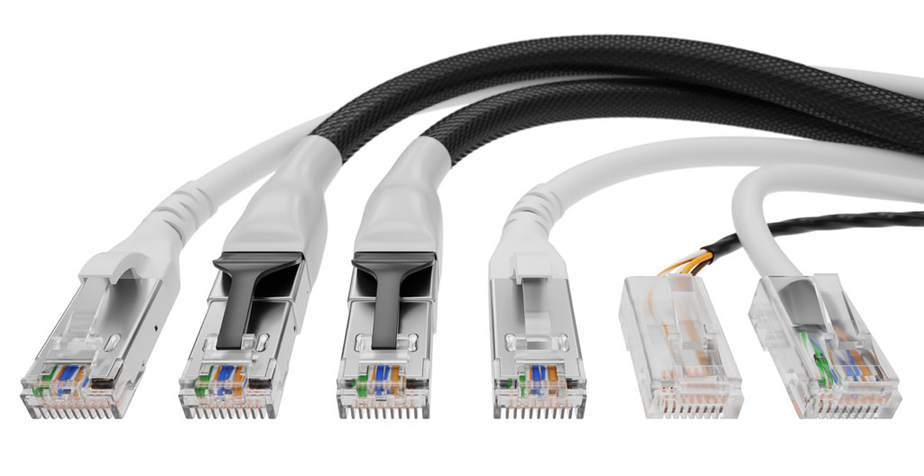 Gros plan sur un câble réseau Ethernet Cat6 avec son connecteur RJ45, montrant les détails du blindage et la qualité de fabrication